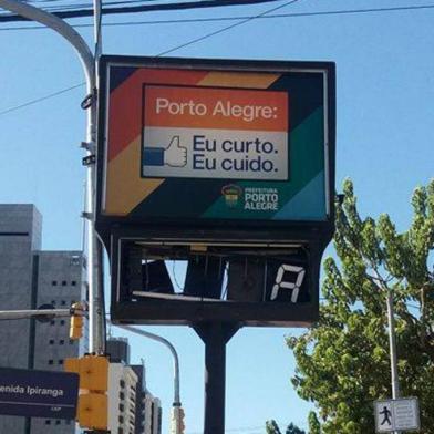 Relógio de rua destruído na esquina da Borges com a Ipiranga diz "Porto Alegre, eu curto, eu cuido".