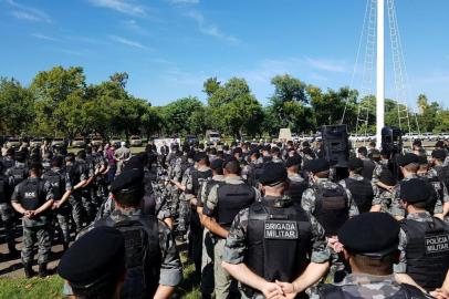  PORTO ALEGRE, RS, BRASIL, 15-03-2017.SSP apresentará 400 PMs no Parque Marinha do Brasil - em frente ao monumento do Marinha. Lançamento da Operação Avante Entrega de armamento e apresentação dos PMs do interior. (OMAR FREITAS/AGÊNCIA RBS)