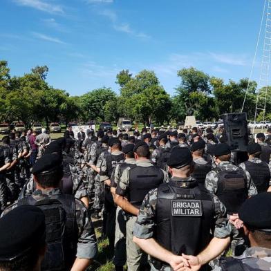  

PORTO ALEGRE, RS, BRASIL, 15-03-2017.SSP apresentará 400 PMs no Parque Marinha do Brasil - em frente ao monumento do Marinha. Lançamento da Operação Avante Entrega de armamento e apresentação dos PMs do interior. (OMAR FREITAS/AGÊNCIA RBS)