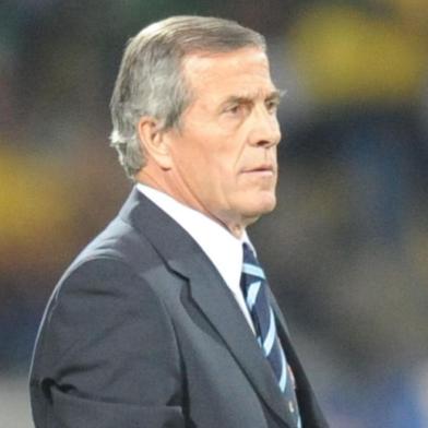 South Africa, Rustenburg : Uruguays coach Oscar Tabarez holds a ball during their Group A first round 2010 World Cup football match on June 22, 2010 at Royal Bafokeng stadium in Rustenburg. NO PUSH TO MOBILE / MOBILE USE SOLELY WITHIN EDITORIAL ARTICLE - AFP PHOTO / RODRIGO ARANGUA  