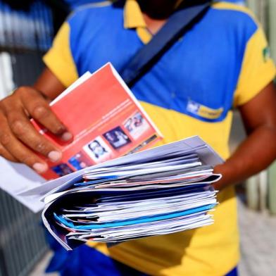  GRAVATAÍ, RS, BRASIL - 17/03/2017 : Precariedade nos serviços dos Correios sobrecarregam os carteiros que seguem trabalhando, como o funcionário Márcio. Obs.: NÃO PODEMOS IDENTIFICÁ-LO. (FOTO: BRUNO ALENCASTRO/AGÊNCIA RBS)