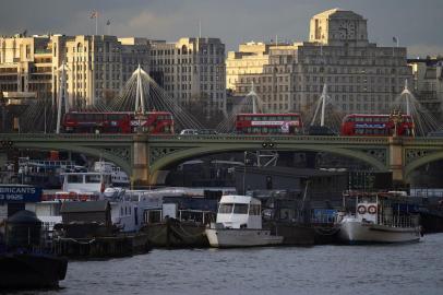  

Boats are pictured moored to the banks of the River Thames as London busses and traffic are at a standstill on Westminster Bridge, adjacent to the Houses of Parliament in Westminster, central London on March 22, 2017, as emergency services deal with the aftermath of a terror incident. 
British police shot a suspected attacker outside the Houses of Parliament in London on Wednesday after an officer was stabbed in what police said was a "terrorist" incident. One woman has died and others have "catastrophic" injuries following a suspected terror attack outside the British parliament, local media reported on Wednesday citing a junior doctor. / AFP PHOTO / Niklas HALLE'N

Editoria: POL
Local: London
Indexador: NIKLAS HALLE'N
Secao: act of terror
Fonte: AFP
Fotógrafo: STR