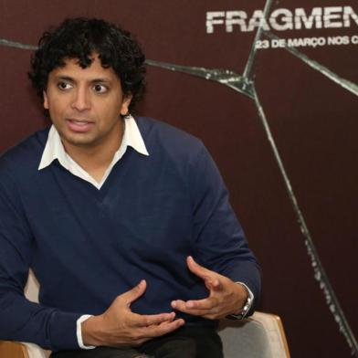 m. night shyamalan no lançamento de fragmentado em São Paulo