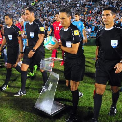  

Referee Patricio Loustau (C) and linesmen enter the field at the start of the 2018 FIFA World Cup qualifier football match between Brazil and Uruguay at the Centenario stadium in Montevideo, on March 23, 2017. / AFP PHOTO / DANTE FERNANDEZ

Editoria: SPO
Local: Montevideo
Indexador: DANTE FERNANDEZ
Secao: soccer
Fonte: AFP
Fotógrafo: STR