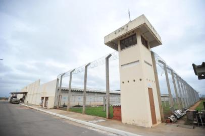  ### FOTOS EMBARGADAS ATÉ DIA 07/06/2014 - DSM- ###SANTA MARIA , RS , BARSIL , 07/05/2014Série A REDE DO TRÁFICO EM SANTA MARIA, Dos 35 assassinatos ocorridos em 2014 em Santa Maria, pelo menos 24 têm ligação com o tráfico de drogas, gerador da maioria dos outros crimes na cidade, além de criar uma teia de relações, envolve centenas de pessoas, mantém milhares de usuários, movimenta grande volume de dinheiro e armas, traz poder e status aos traficantes e medo à população. E tudo isso é comandado de dentro das casas prisionais. A série de reportagens sobre a rede do tráfico de drogas ilícitas em Santa Maria vai mostrar como funciona esse mercado dentro e fora da cadeia e a ligação com a onda de violência que atinge a cidade desde o início do ano.Na foto - fotos gerais do pátio da Penitenciária Estadual de Santa Maria (Pesm) FOTO JEAN PIMENTEL / AGÊNCIA RBS, GERAL