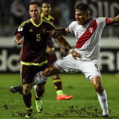 Venezuelas midfielder Alejandro Guerra (L) vies for the ball with Perus forward Paolo Guerrero  during their 2018 FIFA World Cup qualifier football match in Maturin, Venezuela, on March 23, 2017. / AFP PHOTO / JUAN BARRETO