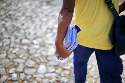  GRAVATAÍ, RS, BRASIL - 17/03/2017 : Precariedade nos serviços dos Correios sobrecarregam os carteiros que seguem trabalhando, como o funcionário Márcio. Obs.: NÃO PODEMOS IDENTIFICÁ-LO. (FOTO: BRUNO ALENCASTRO/AGÊNCIA RBS)