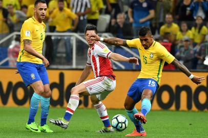  Paraguay's Rodrigo Rojas (C) vie for the ball with Brazil's midfielders Renato Augusto (L) and Paulinho during their 2018 FIFA World Cup qualifier football match in Sao Paulo, Brazil on March 28, 2017. / AFP PHOTO / NELSON ALMEIDAEditoria: SPOLocal: Sao PauloIndexador: NELSON ALMEIDASecao: soccerFonte: AFPFotógrafo: STF