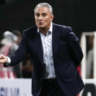 Brazil's team coach Tite talks to his players during their 2018 FIFA World Cup qualifier football match against Paraguay in Sao Paulo, Brazil on March 28, 2017. / AFP PHOTO / Miguel SCHINCARIOL