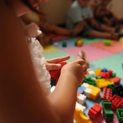  

CAXIAS DO SUL, RS, BRASIL, 13/01/2016. Faltam vagas na Educação Infantil, não há dinheiro para construção de creches e escola construída com recursos federais está abandonada e talvez tenha que ser demolida. A Escola de Educação Infantil Pimpolho tem 60% das vagas ocupadas através da Secretaria Municipal de Educação (SMED) e da defensoria pública; 40% das vagas são particulares. A escola cuida de 50 crianças de 4 meses a 6 anos. Na foto, o Maternal 3, da professora Morgana Zambiasi, 32, tem alunos de 3 anos. (Diogo Sallaberry/Agência RBS)
Indexador: DIOGO SALLABERRY