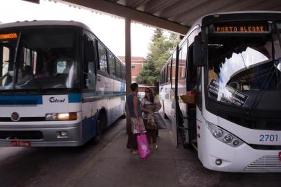  

NOVA PETRÓPOLIS, RS, BRASIL - 28-03-2017 - Estação Rodoviária de Nova Petrópolis não tem mais guichês e passageiros têm que comprar passagem dentro do ônibus, pois antigo concessionário parou de prestar o serviço e, agora, uma parceria entrre a prefeitura e empresas apenas aluga o espaço para embarque e desembarque. (FOTO: Mauro Stoffel / Especial)
Indexador: Mauro Stoffel