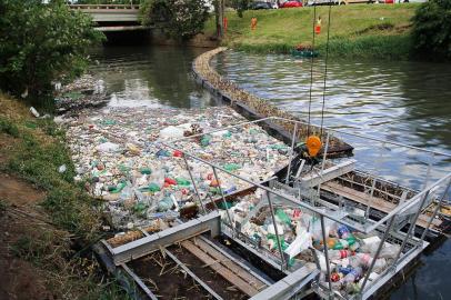 Porto Alegre, RS - 20.02.2017Ecobarreira evita mais de 150 toneladas de lixo no Guaíba.Foto: Luciano Lanes/ PMPA