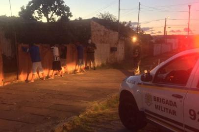 Uma operação integrada entre as forças policiais fez, ontem à noite, uma varredura nos principais pontos de tráfico de drogas e de homicídios do bairro Restinga, na zona sul de Porto Alegre. Duzentos homens da Brigada Militar, Polícia Civil, Guarda Municipal, EPTC e Força Nacional se dividiram em grupos e realizaram barreiras em cinco locais conflagrados em busca de drogas, armas e foragidos da Justiça. Ação contou, inclusive, com auxílio de dois helicópteros._ Estamos fazendo a nossa parte e dando uma resposta para a sociedade. Começamos às 18h e vamos ficar aqui até cansar _ disse o comandante do Policiamento da Capital, coronel Jefferson de Barros Jacques.Conforme a delegada Shana Hartz, a ação é realizada em cima de um estudo feito pelas autoridades policiais e visa a reprimir a criminalidade no bairro. Entre os alvos estavam os condomínios Camila da Paz e Ana Paula, dois projetos do Minha Casa, Minha Vida que foram entregues entre 2011 e 2012 para 608 famílias com renda até três salários mínimos.Uma ivestigação da da 16ª Delegacia de Porto Alegre mostrava já em 2014 que as churrasqueiras tinham virado boca de fumo e alguns apartamentos - por vezes revezados - serviam para armazenar drogas. Outros, para guardar armas.