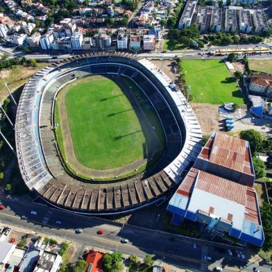  dPORTO ALEGRE, RS, BRASIL - 29/03/2017 : Reportagem especial sobre o abandono da região próxima ao Estádio Olímpico. Na foto: imagem atualizada da foto de NICA ID 1701966. (FOTO: BRUNO ALENCASTRO/AGÊNCIA RBS)