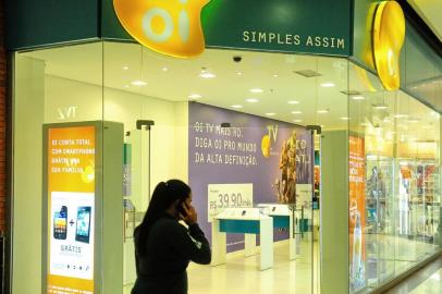  PORTO ALEGRE, RS, BRASIL 18H Movimento na loja da Oi no shopping Praia de Belas  após proibição de da venda de chips. (FOTO:JEAN SCHWARZ/ZERO HORA)