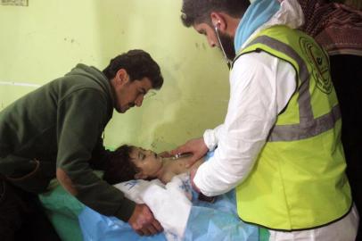  An unconscious Syrian child receives treatment at a hospital in Khan Sheikhun, a rebel-held town in the northwestern Syrian Idlib province, following a suspected toxic gas attack on April 4, 2017.A suspected chemical attack killed at least 58 civilians including several children in rebel-held northwestern Syria, a monitor said, with the opposition accusing the government and demanding a UN investigation. / AFP PHOTO / Omar haj kadourEditoria: WARLocal: Khan ShaykhunIndexador: OMAR HAJ KADOURSecao: warFonte: AFPFotógrafo: STR