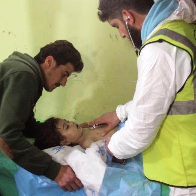  An unconscious Syrian child receives treatment at a hospital in Khan Sheikhun, a rebel-held town in the northwestern Syrian Idlib province, following a suspected toxic gas attack on April 4, 2017.A suspected chemical attack killed at least 58 civilians including several children in rebel-held northwestern Syria, a monitor said, with the opposition accusing the government and demanding a UN investigation. / AFP PHOTO / Omar haj kadourEditoria: WARLocal: Khan ShaykhunIndexador: OMAR HAJ KADOURSecao: warFonte: AFPFotógrafo: STR