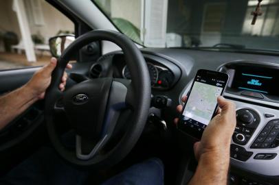  GRAVATAÍ, BRASIL, 07-01-2016. Motorista do Uber critica algumas ações do aplicativo. (CARLOS MACEDO/AGÊNCIA RBS)