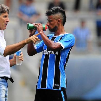 PORTO ALEGRE, RS, BRASIL - 08.04.2017 : Grêmio enfrenta o Veranípolis pelas quartas de final do Campeonato Gaúcho, o Gauchão, na Arena. Renato Portaluppi e Léo Moura.  (FOTO: BRUNO ALENCASTRO/AGENCIA RBS, Editoria Esporte)