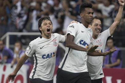 O atacante Jô comemora o gol do Corinthians na vitória sobre o Palmeiras, no Itaquerão, em partida válida pela 5ª rodada do Campeonato Paulista.