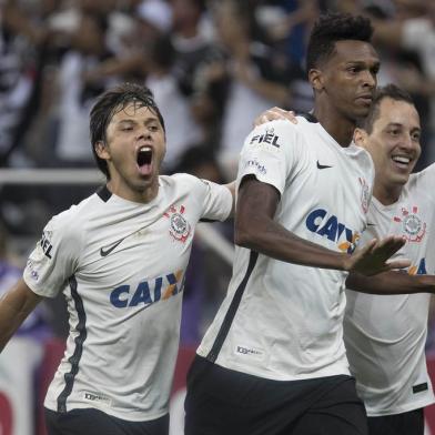 O atacante Jô comemora o gol do Corinthians na vitória sobre o Palmeiras, no Itaquerão, em partida válida pela 5ª rodada do Campeonato Paulista.