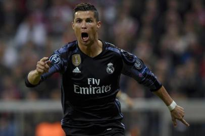  

Real Madrid's Portuguese forward Cristiano Ronaldo celebrates after scoring during the UEFA Champions League 1st leg quarter-final football match FC Bayern Munich v Real Madrid in Munich, southen Germany on April 12, 2017. / AFP PHOTO /

Editoria: SPO
Local: Munich
Indexador: LLUIS GENE
Secao: soccer
Fonte: AFP
Fotógrafo: STF