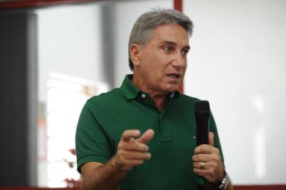  CAXIAS DO SUL, RS, BRASIL, 09/04/2016. Palestra do ex-governador Germano Rigotto organizada pelo PMDB Jovem, na sede do partido, em Caxias. (Porthus Junior/Pioneiro)