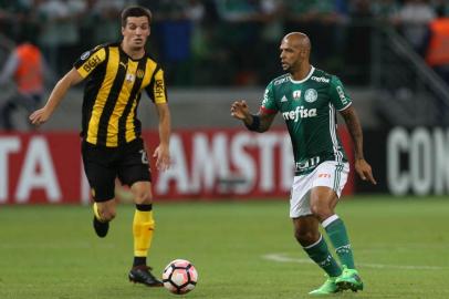 O jogador Felipe Melo, da SE Palmeiras, disputa bola com o jogador Affonso, do CA PeÃ±arol, durante partida vÃ¡lida pela fase de grupos da Copa Libertadores, na Arena Allianz Parque.