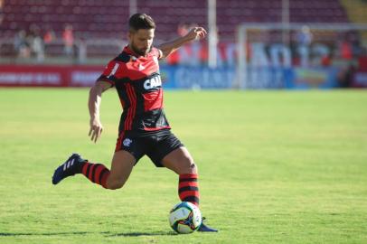 O meia Diego, do Flamengo, durante jogo contra o Madureira, válido pela 5ª rodada da Taça Guanabara, no Estádio Raulino de Oliveira, em Volta Redonda.