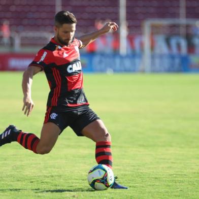 O meia Diego, do Flamengo, durante jogo contra o Madureira, válido pela 5ª rodada da Taça Guanabara, no Estádio Raulino de Oliveira, em Volta Redonda.