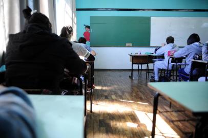  SÃO MARCOS, RS, BRASIL, 13/04/2017 -  A falta de professores tem alterado a rotina dos estudantes da região. Em São Marcos, os estudantes da escola Maranhão estão sem professor para diversas áreas. Enquanto a escola conseguir, vai pagar professores substitutos, porém, para a proxima semana, não há essa previsão, e os alunos serão dispensdados mais cedo. Em alguns casos, turmas sem professor passam o tempo com atividades como vôlei. (Marcelo Casagrande/Agência RBS)