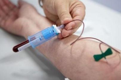 A vida com hemofiliaVocê sabia que hoje se comemora o Dia Internacional da Hemofilia? Trata-se de um distúrbio genético que afeta a coagulação do sangue e que, segundo o Ministério da Saúde, atinge mais de 12 mil pessoas no Brasil. O que também muitos não sabem é que temos aqui no Estado um movimento referência neste assunto: a Associação de Hemofilia de Santa Catarina (AHESC), que comemora 20 anos de atuação e que ajuda muita, mas muita gente. Pois esses guerreiros precisam do nosso apoio pra poder seguir neste trabalho. O tratamento da hemofilia consiste na aplicação intravenosa (nas veias) do fator deficiente no sangue, de uma a sete vezes por semana, de acordo com a prescrição do médico. Isso previne a ocorrência de sangramentos, sintoma comum da doença. Esse tratamento também é oferecido pela entidade, que vive de doações, bazar permanente e do apoio de pessoas solidárias. A casa atende em torno de 500 portadores dessa doença rara, que atinge basicamente pessoas do sexo masculino e exige uma série de cuidados. Tudo é feito por pessoas de boa vontade, voluntárias, que tocam com muita dificuldade a instituição que recebe bebês, crianças, jovens e adultos que precisam da atenção e de cuidados fisioterapêuticos. A Associação também oferece ortopedia, assistente social, psicoterapia, odontoterapia e hidroterapia, além de dispor de albergue com doze leitos e garantir quatro refeições diárias para os portadores de hemofilia. Que tal conhecer um pouco mais este belo trabalho e fazer a sua parte? A AHESC fica na Rua Rui Barbosa, 808, em Florianópolis. Para saber como colaborar, ligue para o telefone (48) 3228-0918, ou para os celulares (48) 98468-0781, com Paloma, e (48) 99980-5687, com Carlos Peres. Site: Laine Valgas: a Associação de Hemofilia de Santa Catarina precisa da sua ajudaFrase: Entidade auxilia 500 pacientes no tratamento da doença