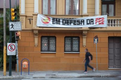  PORTO ALEGRE, RS, BRASIL - 2017.04.13 - Prédio da FEE, Fundação de Economia e Estatística, sustenta faixas contra a extinção do órgão aprovada em dezembro de 2016, pelo governo Sartori. (Foto: ANDRÉ ÁVILA/ Agência RBS))