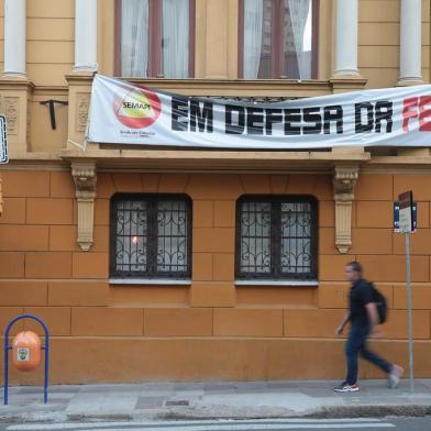  PORTO ALEGRE, RS, BRASIL - 2017.04.13 - Prédio da FEE, Fundação de Economia e Estatística, sustenta faixas contra a extinção do órgão aprovada em dezembro de 2016, pelo governo Sartori. (Foto: ANDRÉ ÁVILA/ Agência RBS))