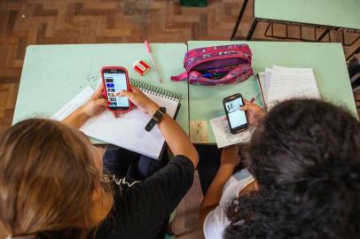  PORTO ALEGRE, RS, BRASIL, 29/03/2017 : Internet nas escolas: Escola Municipal de Ensino Fundamental Afonso Guerreiro Lima (Omar Freitas/Agência RBS)Indexador: Omar Freitas