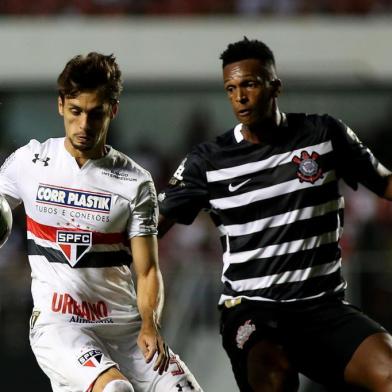 SÃO PAULO X CORINTHIANS

SP - PAULISTÃO/SÃO PAULO X CORINTHIANS - ESPORTES - Jô, do Corinthians, em lance com Rodrigo Caio, do São Paulo, durante partida válida pelas   semifinais do Campeonato Paulista 2017, no Estádio do Morumbi, na capital paulista, neste   domingo.   16/04/2017 - Foto: LUIS MOURA/WPP/ESTADÃO CONTEÚDO

Editoria: ESPORTES
Local: SÃO PAULO
Indexador: LUIS MOURA
Fotógrafo: WPP