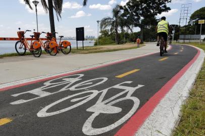 PORTO ALEGRE, RS, BRASIL, 09-02-2017: Estação Bike Poa na orla do Guaiba perto do Museu Iberê Camargo. (Foto: Mateus Bruxel / Agência RBS)