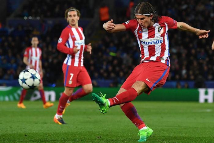 Atletico Madrid's Brazilian defender Filipe Luis shoots but fails to score during the UEFA Champions League quarter-final second leg football match between Leicester City and Club Atletico de Madrid at the King Power stadium in Leicester on April 18, 2017. / AFP PHOTO / Ben STANSALL