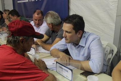 Prefeito de Esteio, Leonardo Pascoal, recebe demandas dos moradores