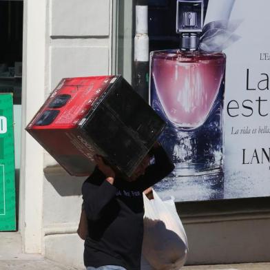  RIVERA, URUGUAI, 23-04-2017. Movimentação de compras nos free shops em Rivera-UY. (TADEU VILANI/AGÊNCIA RBS)