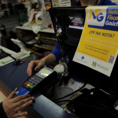  CAXIAS DO SUL, RS, BRASIL, 04/10/2013. Na Livraria Rossi, cada terminal tem cartaz da Nota Fiscal Gaúcha, para lembrar o cliente de colocar o CPF na nota. (Porthus Junior/Pioneiro)