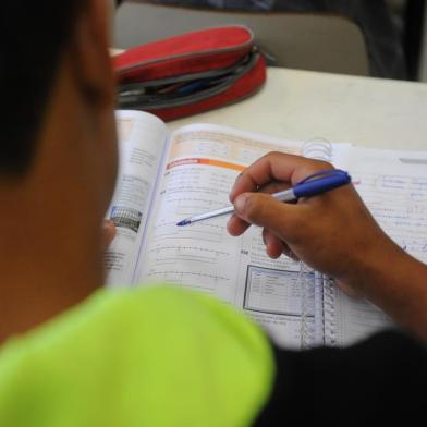 CAXIAS DO SUL, RS, BRASIL, 19/04/2017. Turma de aceleração de estudos (TA) da Escola Municipal Basílio Tcacenco, em Caxias do Sul, oferece formação para jovens como alternativa à EJA, que tem sua proposta de educação discutida. Um dos diferenciais da TA é a presença de dois professores. A professora de matemática Andreia Collin e a professora regente Daiane Camargo Bueno cuidam de uma das turmas. (Diogo Sallaberry/Agência RBS)