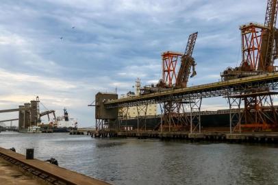  

RIO GRANDE, RS, BRASIL - Falta de dragagem em Porto de Rio Grande impede saída de navios com soja.
Indexador: Fabio Gomes