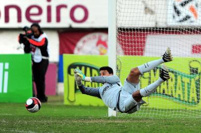 CAXIAS DO SUL, RS, BRASIL, 23/04/2017. SER Caxias x Internacional. Partida válida pela semifinal do Gauchão 2017, disputada no estádio Centenário, em Caxias do Sul. O goleiro Keiller defende a cobrança de Gilmar, durante o segundo tempo de partida. (Diogo Sallaberry/Agência RBS)