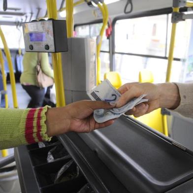  CAXIAS DO SUL, RS, BRASIL, 27/12/2012 - Governo deve anunciar reajuste no preço da passagem de ônibus em Caxias do Sul. Na foto, Imagens gerais do transporte público de Caxias (VISATE).