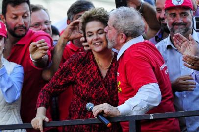  Os ex-presidentes Luiz Inácio Lula da Silva e Dilma Rousseff participam, em Rio Grande, de um ato em defesa do polo naval, setor que perdeu 17 mil empregos nos últimos três anos, fragilizando a economia da cidade. FOTO: ANDERSON FETTER/ AGENCIA RBS