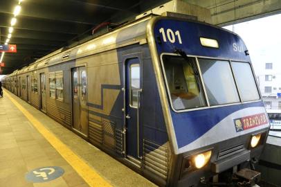  PORTO ALEGRE, RS, BRASIL. Atrasos constantes do Trensub, causam transtornos em que depende do tren, chegando atrasados aoa trabalho e nos compromisso do dia.(RONALDO BERNARDI/AGENCIA RBS).