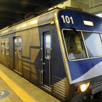  PORTO ALEGRE, RS, BRASIL. Atrasos constantes do Trensub, causam transtornos em que depende do tren, chegando atrasados aoa trabalho e nos compromisso do dia.(RONALDO BERNARDI/AGENCIA RBS).