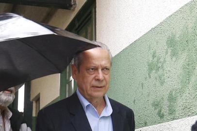 Saída de Dirceu de presídio tem confusão entre seguranças e humoristas DF - MENSALÃO/JOSÉ DIRCEU - POLÍTICA - O ex-ministro da Casa Civil José Dirceu, condenado no processo   do mensalão, deixou o Centro de Progressão Penitenciária de   Brasília (CPP), na manhã desta terça-feira (04). Dirceu pode   ganhar o direito de cumprir o restante da pena de 7 anos e 11   meses em casa. A saída de Dirceu do CPP foi marcada por   tumulto e empurra-empurra causados por desentendimento   entre seguranças do ex-ministro e um repórter do programa   CQC, da Rede Bandeirantes. À tarde, o petista vai participar de   uma audiência na Vara de Execuções Penais do Tribunal de   Justiça do Distrito Federal para assinar sua liberação do regime   semiaberto.    04/11/2014 - Foto: DIDA SAMPAIO/ESTADÃO CONTEÚDOEditoria: POLÍTICALocal: BRASÍLIAIndexador: DIDA SAMPAIOFotógrafo: ESTADÃO CONTEÚDO