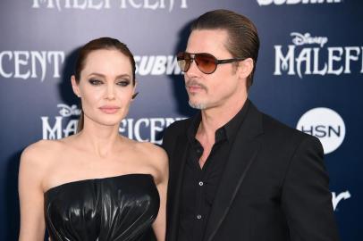  (FILES) This file photo taken on May 28, 2014 shows Angelina Jolie and Brad Pitt arriving for the world premiere of Disneys Maleficent,  at El Capitan Theatre in Hollywood, California. US actress Angelina Jolie has filed for divorce from her husband Brad Pitt after two years of marriage and 12 years together, announced on September 20, 2016 by the website TMZ celebrity. / AFP PHOTO / ROBYN BECKEditoria: ACELocal: HollywoodIndexador: ROBYN BECKSecao: cinemaFonte: AFPFotógrafo: STF